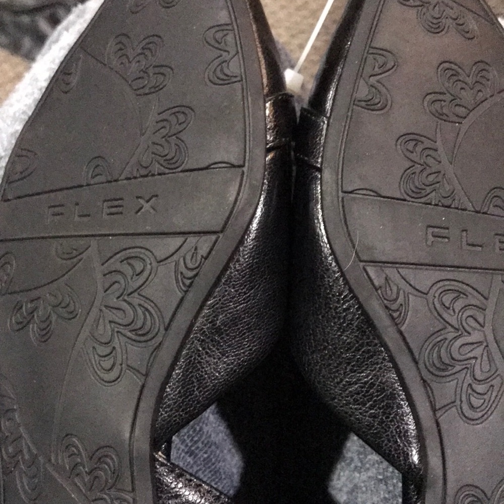 NWT comfortable FLATS - Picture 8 of 8